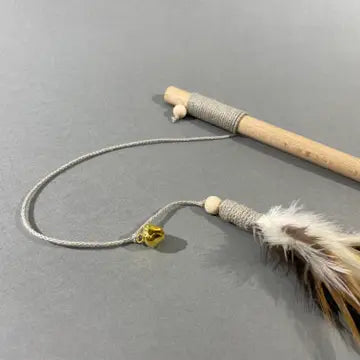 Natürlicher Katzenspielstab mit Federn und Glöckchen