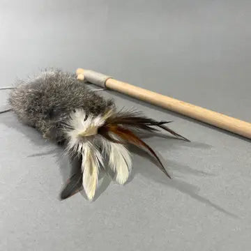 Natürliches Katzenangelspielzeug mit Kaninchenfell und Federn